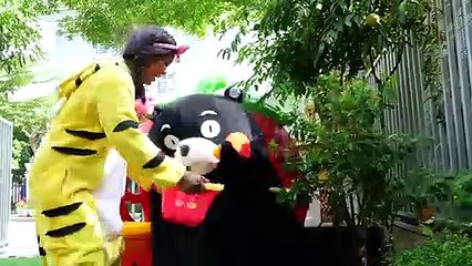 Color Song Nursery Rhymes | Learn Colors | Action Song with Mommy, Linda and Brother