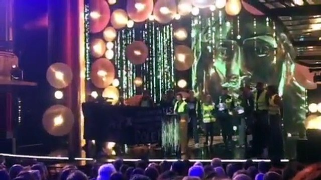 Les Gilets Jaunes ont envahi hier soir la scène de la cérémonie des Molières mais France 2 a coupé la séquence