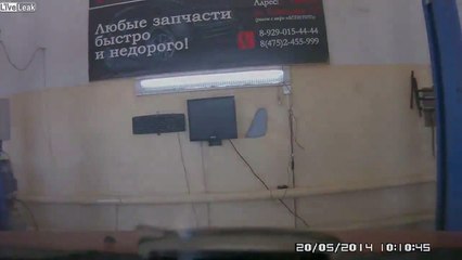 Sans freins, la voiture passe du garage à la rivière