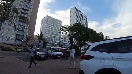 Il marche avec son fils debout sur sa tête