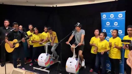 Jason Mraz and Aizat Amdan perform ‘I’m Yours’ with orang asli children