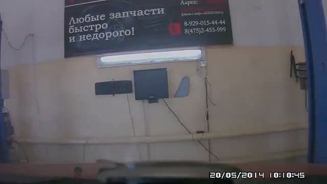 Une voiture tombe dans une rivière en sortant de chez le garagiste