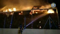 Un aparatoso incendio ha devorado una nave de reciclaje en Dos Hermanas, en Sevilla