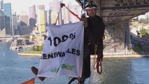 Activistas de Greenpeace escalan el puente de Sídney por el cambio climático