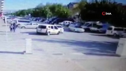 Önlerinde olan kazaya aldırış etmeden geçip gittiler