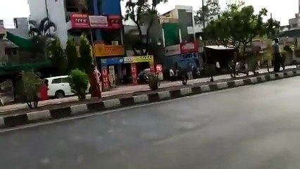 "மோடி மோடி".. கோஷமிட்டவர்களுடன் கைகுலுக்கிய பிரியங்கா காந்தி-வீடியோ