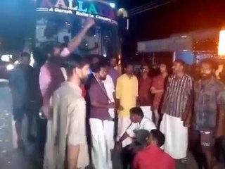 യാത്രക്കാരെ മര്‍ദിച്ച സംഭവത്തില്‍ പ്രതിഷേധിച്ച് കല്ലട ബസ് തടയുന്നു Kallada Bus Stopped