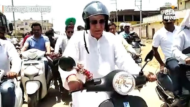 कैबिनेट मंत्री टीएस सिंहदेव ने स्कूटी चलाई