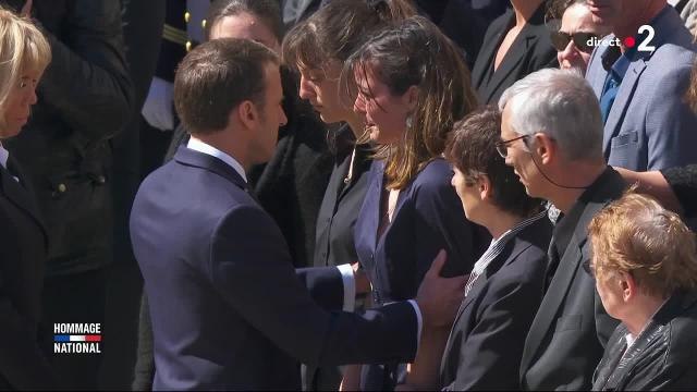 Hommage aux militaires tués au Bénin : Emmanuel Macron console la compagne d'Alain Bertoncello en pleurs