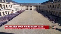 Hommage national aux deux commandos : les cercueils portés par les commandos marine entrent dans la cour des Invalides