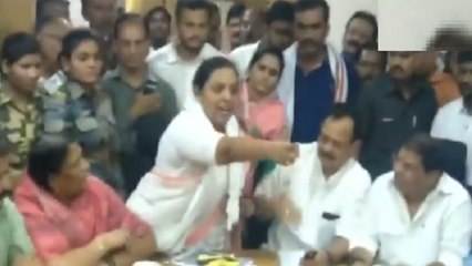 Congress MLA Yashomati Thakur Public Meeting के दौरान अफ्सरों को दी भद्दी गाली | वनइंड़िया हिंदी