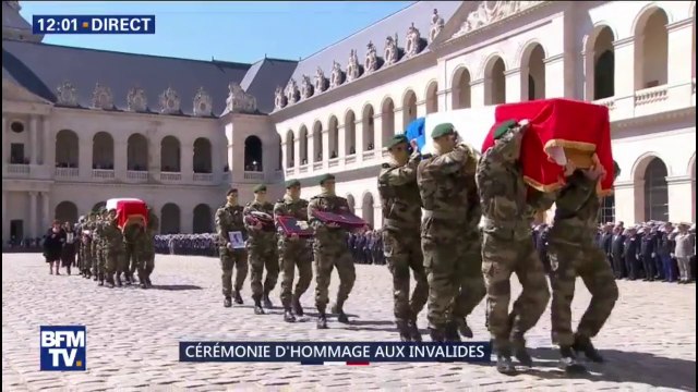 Hommage national: les militaires entonnent Loin de chez nous aux Invalides, leur chant d'adieu à Cédric de Pierrepont et Alain Bertoncello