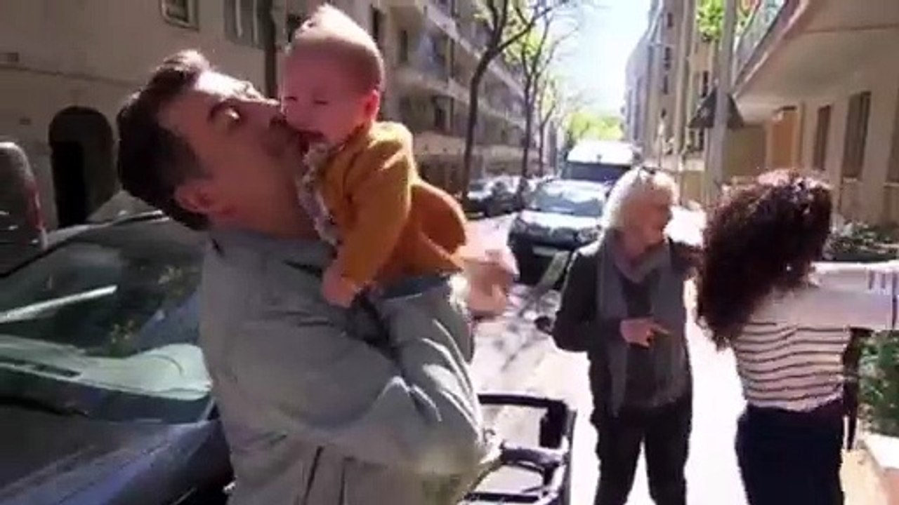 Quand Stéphane Plaza tente par tous les moyens de calmer un bébé en pleurs !