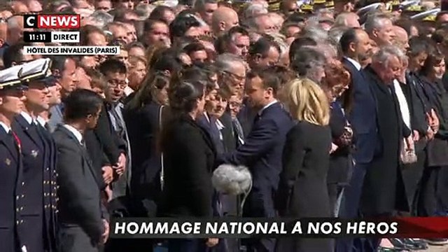 Hommage aux héros: Le Président Emmanuel Macron et son épouse réconfortent les familles des deux soldats en larmes - VIDEO