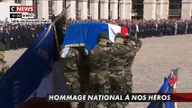 Hommage aux héros: Revoir l'entrée des deux cercueils dans la cour des Invalides portés  par des commandos marine - VIDEO