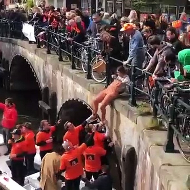 Elle tente de descendre dans un bateau à Amsterdam... Raté !