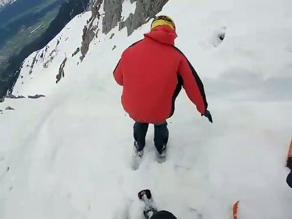 Ils skient sur une avalanche dans la montagne en Autriche... Hors Piste !