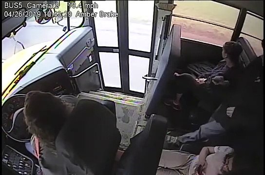 Une conductrice de bus a un réflexe qui sauve un enfant d’un accident avec une voiture