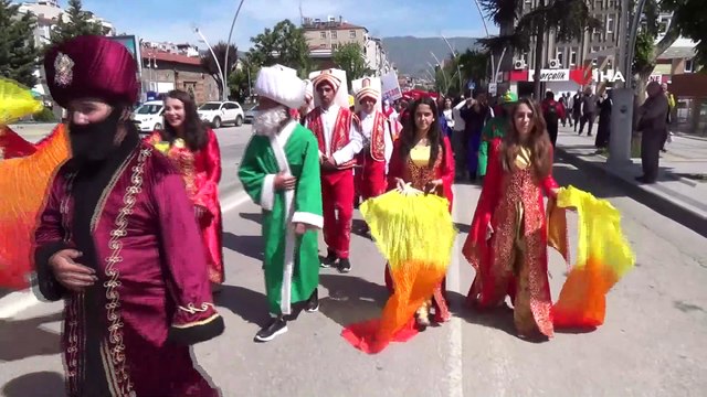 Protokol ayakta bekledi, koltuklara engelliler oturdu