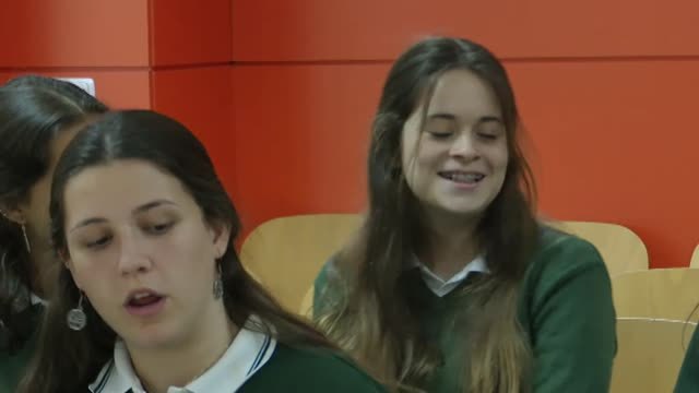 Macarena Gómez da una sorpresa a alumnas de bachillerato