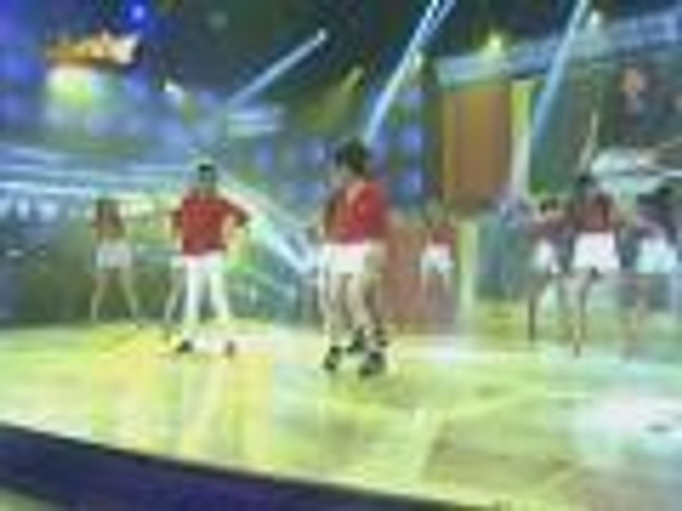 Vhong Navarro dances 'Da Vhong Song' with the cast of Da Possessed!