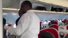 Le président Macky SALL à bord d’un vol régulier d’Air Sénégal à destination de Paris