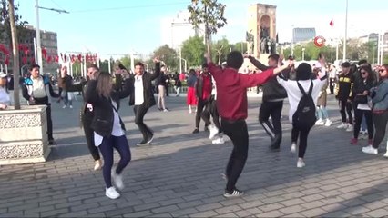 Taksim'de Zeybek Oynayan Öğrencilere Yoğun İlgi