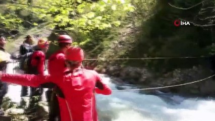 JAK Timleri kayıp gazeteciyi bulmak için Derebaşı Deresi'nde zor şartlar altında engelleri böyle aşıyor