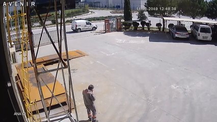 İş görüşmesine giden kadına köpeğin saldırması kamerada - İZMİR