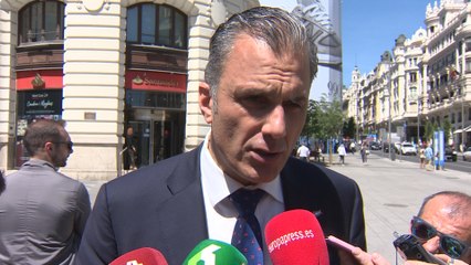 Ortega Smith dice que la mujer puede decidir cortarse las uñas pero no abortar