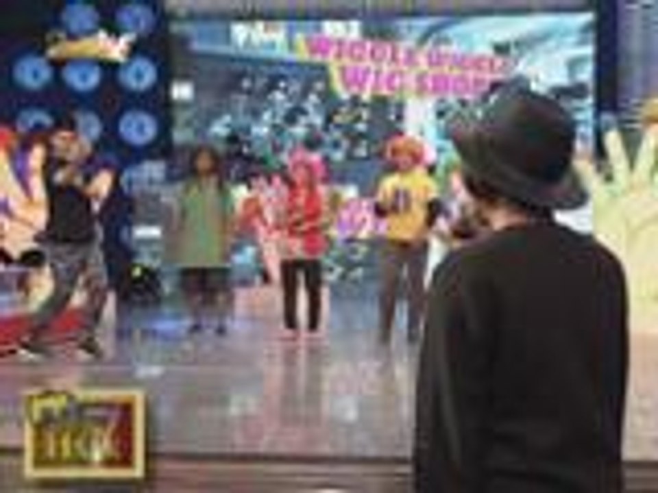 Vice at Vhong, nag-cheek to cheek, nag-nose to nose at nag-lips to lips?