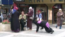 Kadınlara şiddeti karınca kostümüyle protesto eden vatandaş saldırıya uğradı