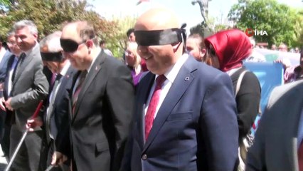 Afyonkarahisar’da Engelliler Festivali...Protokol üyeleri tekerlekli sandalyeye bindi, gözlerini bağlayıp yürümeye çalıştı