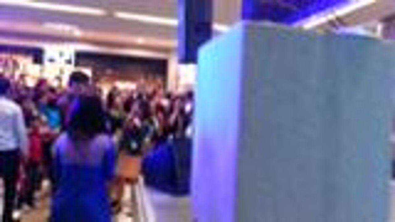 Kathryn Bernardo sings "Mr DJ" on her debut album mall show