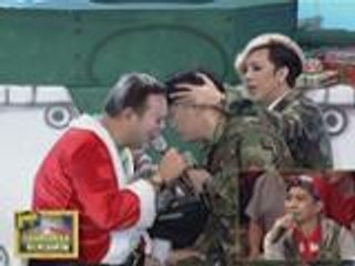 Ryan Bang nakipagdramahan with madlang Santa