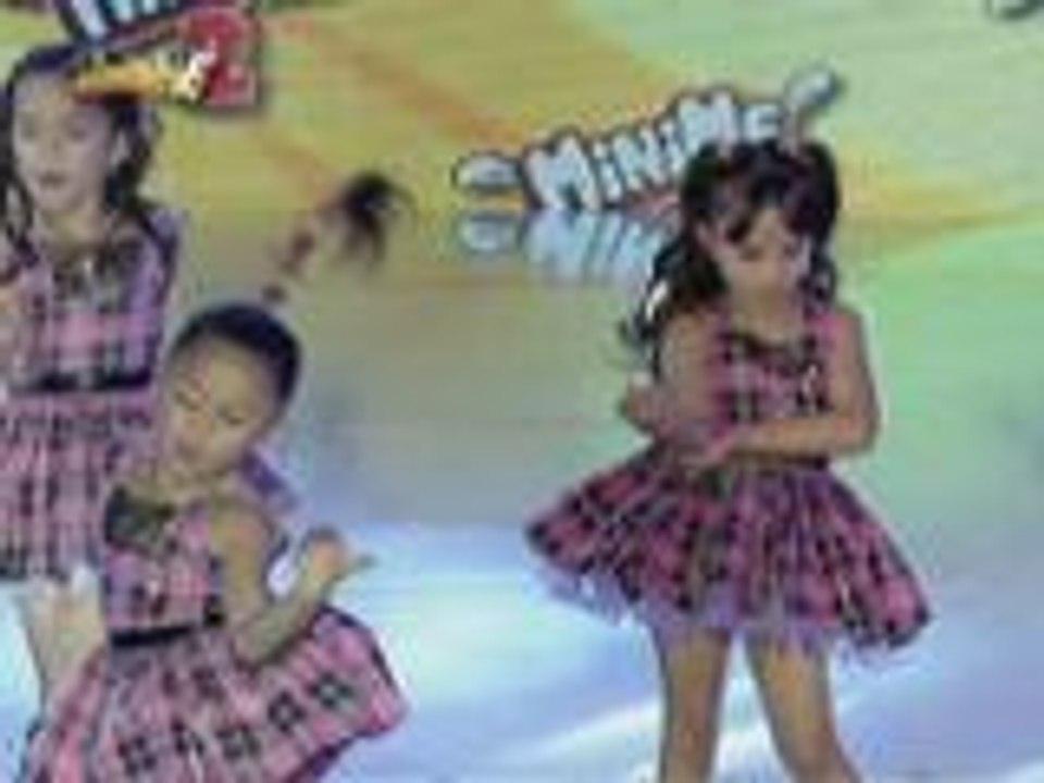 Mga cute na 2NE1 Mini Me itinodo ang kanilang dance performance sa weekly finals