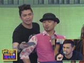 Jhong nagselfie at naki duck face ala Jonas sa Sine Mo To