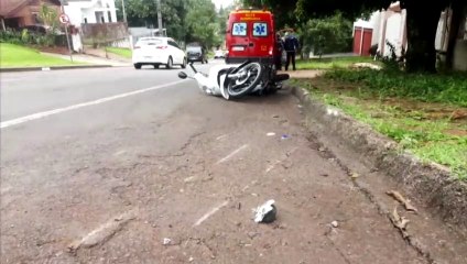 Motociclista é socorrida pelo Siate na Rua Manoel Ribas