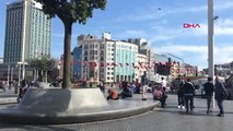 İstanbul- Taksim Meydanı'nda Karga Kurtarma Operasyonu