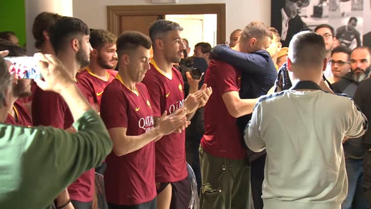Football : De Rossi enlace ses coéquipiers après d'émouvants adieux