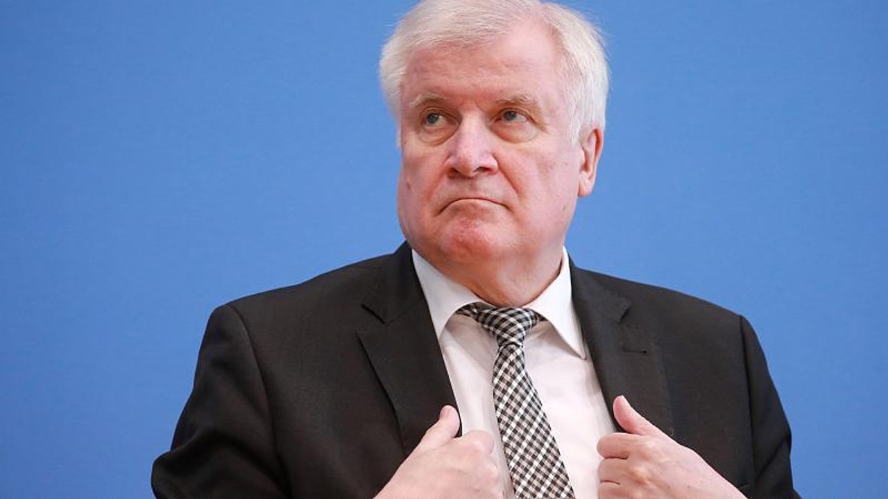 Seehofer: Wachsende Gewalt von rechts 'verdammt ernst' nehmen