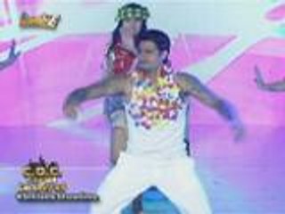 Singer na si Bradley Holmes nag-perform ng Tahitian dance sa  It's Showtime Clash of Celebrities
