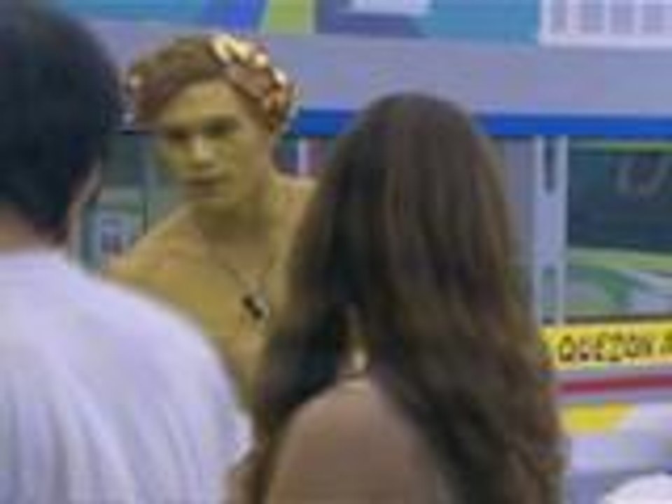 Zeus, masayang sinalubong ng kanyang mga housemates