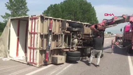 Bursa Lastikleri Patlayan Kamyonet Devrildi