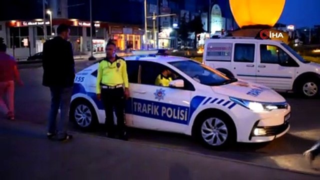 Kendini otomobil önüne atan genç kız yaralandı