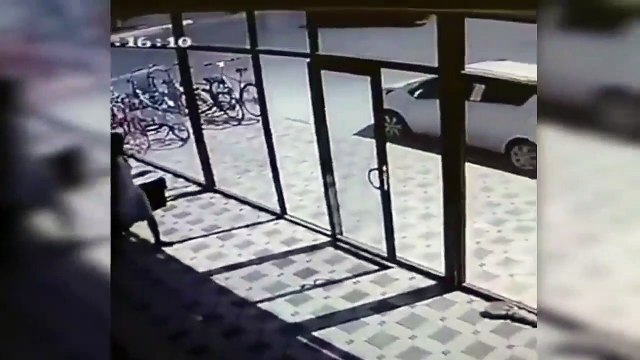 Cette femme se fait troller par une porte vitrée