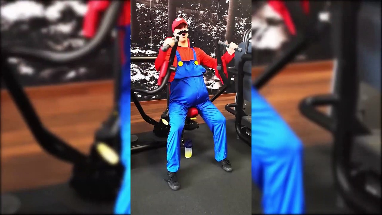Super Mario fait de la muscu à la salle de sport LOL