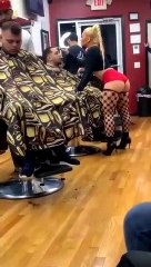 Dans ce barber shop on chouchoute les clients...