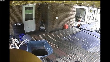 Il perd le controle de son mini tracteur...