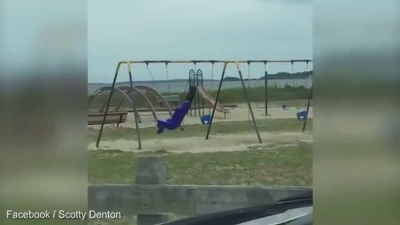 Un père et ses enfants pensent voir un fantome faire de la balançoire : effrayant